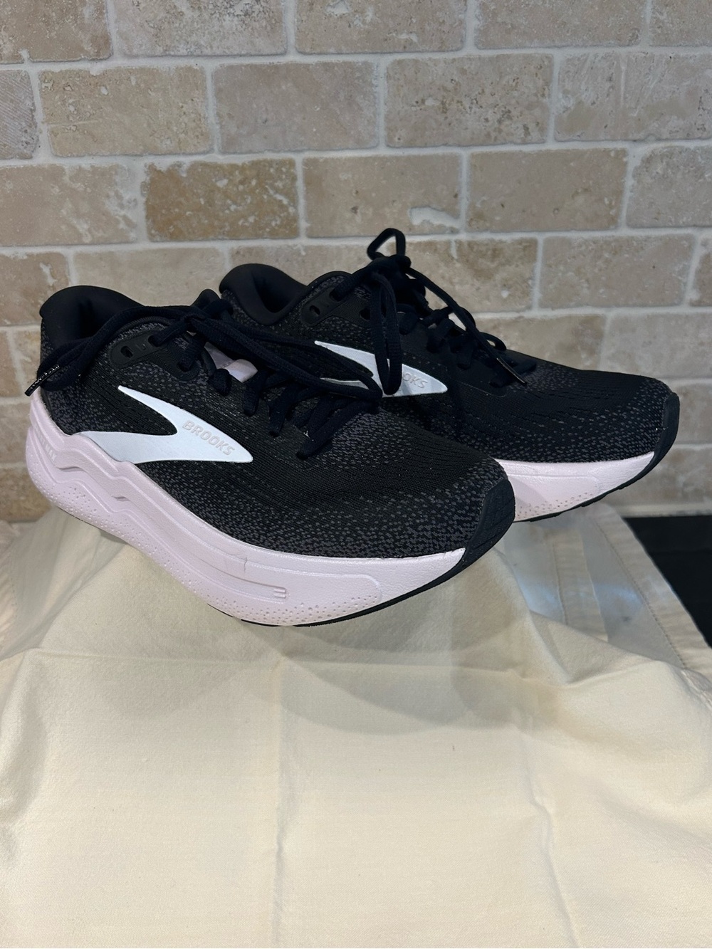 Brooks Women's Black and Light Pink Running Sneakers